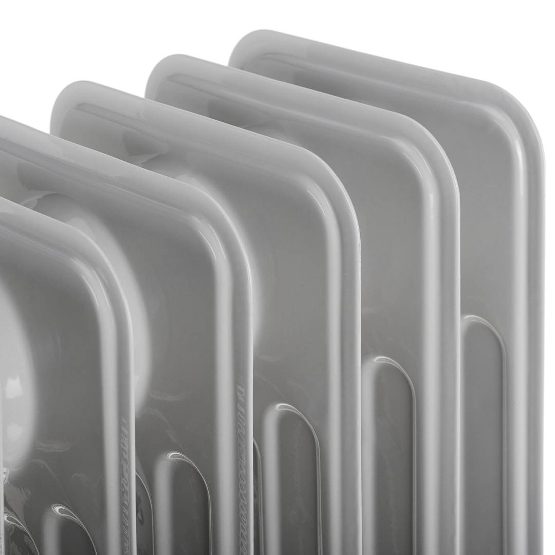 7-element oil radiator with thermostat and 1500W power with wheels