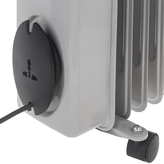 7-element oil radiator with thermostat and 1500W power with wheels