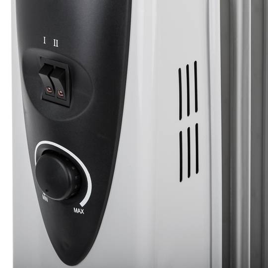 Olieradiator met 11 elementen, thermostaat en 2500W vermogen met wielen