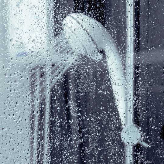 Biała mobilna słuchawka prysznicowa z systemem anti-scale, funkcją oszczędzania wody i 1 funkcją