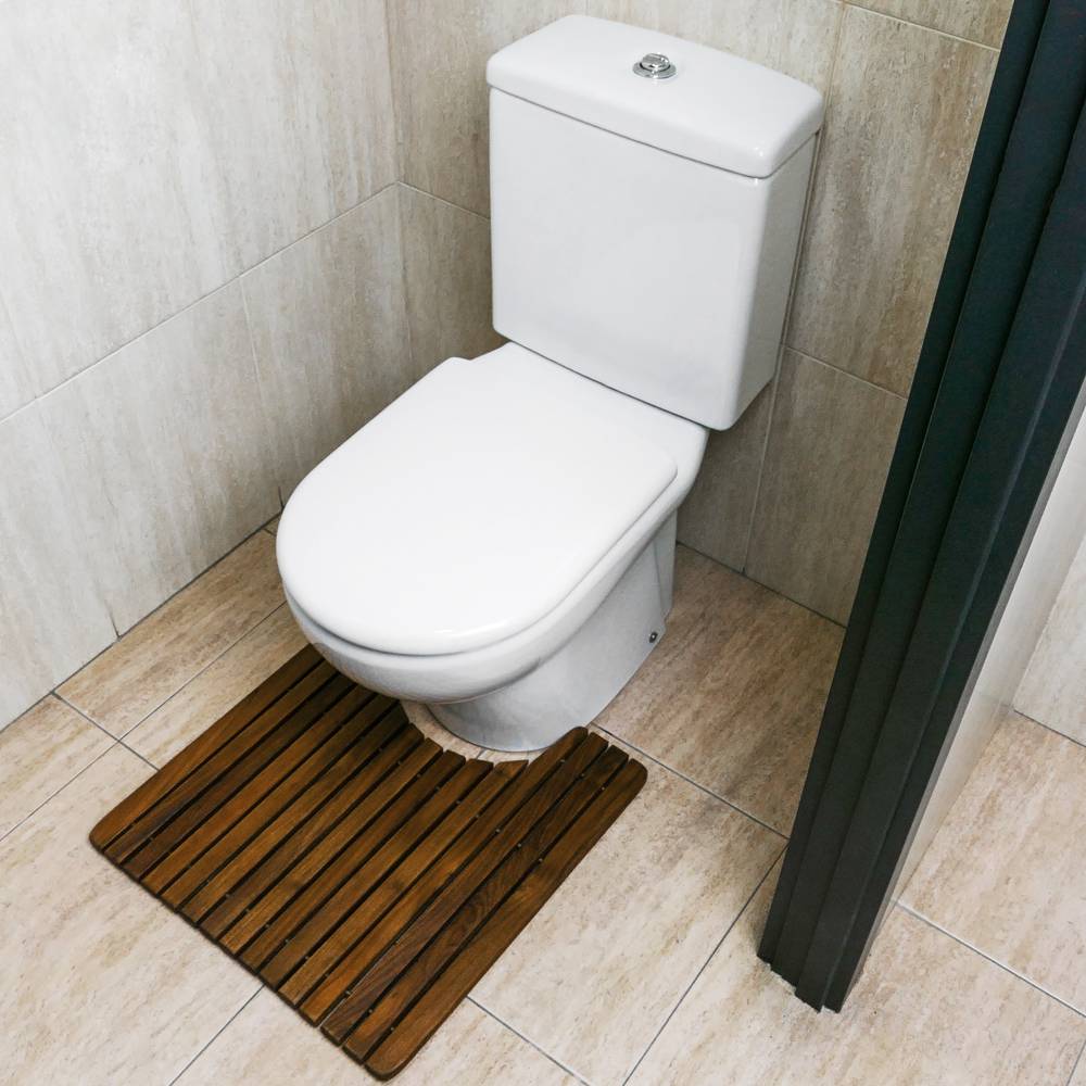 Piattaforma per WC. Tappetino da bagno in legno di teak