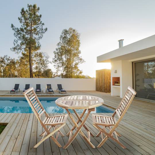 Table ronde 80 cm et 2 chaises pour jardin d'extérieur en bois de teck certifié