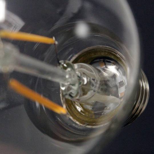 Żarówka LED A60 E27 230VAC 2W ciepłe światło, typ klasyczny z żarówkami typu A.