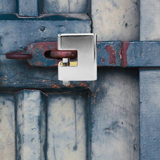 Rechthoekig veiligheidsslot van staal en massief messing met bajonet van 90 mm
