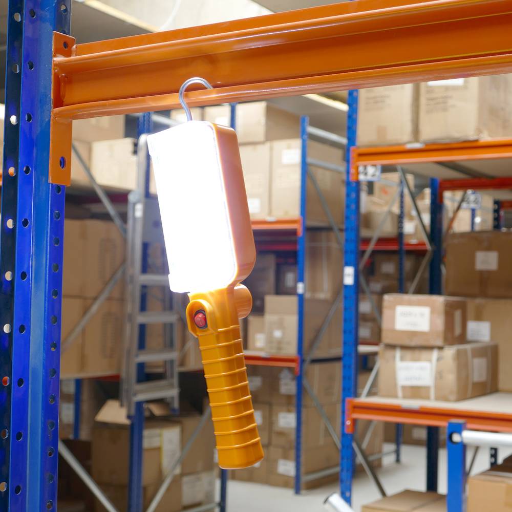 Linterna portátil recargable de 2040 lumens con imán y gancho