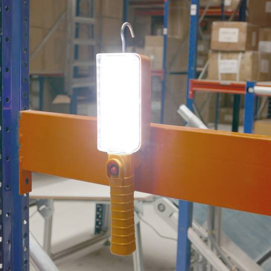 Linterna portátil recargable de 2040 lumens con imán y gancho