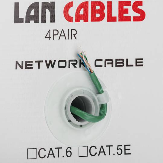Sztywny zielony szpula na kabel sieciowy Ethernet kat. 5e UTP CCA o długości 100 m