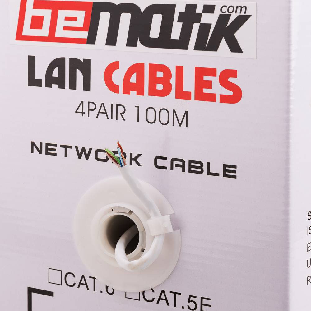 Sztywny biały szpula na kabel sieciowy Ethernet kat. 5e UTP CCA o długości 100 m