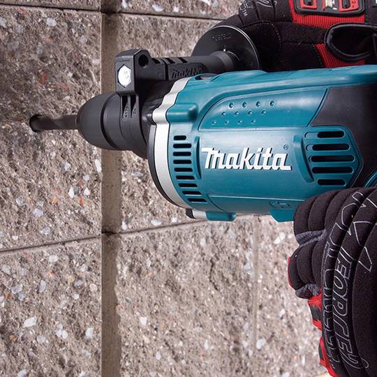 Taladro percutor de 710W con un diámetro de 13 mm y cable de 2 m de Makita