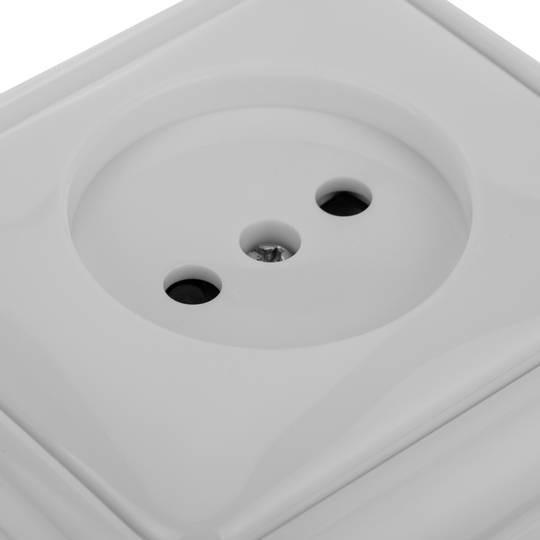 Presa da parete con cornice bianca 77x77mm