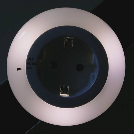 Luz LED nocturna con sensor de movimiento de 0,3W y tipo enchufe 230VAC