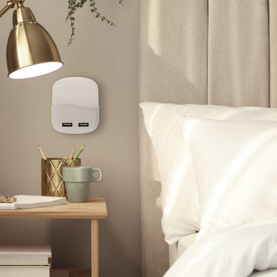 Piloto de luz LED nocturna rectangular de tipo enchufe con sensor crepuscular 230VAC y 2 x USB