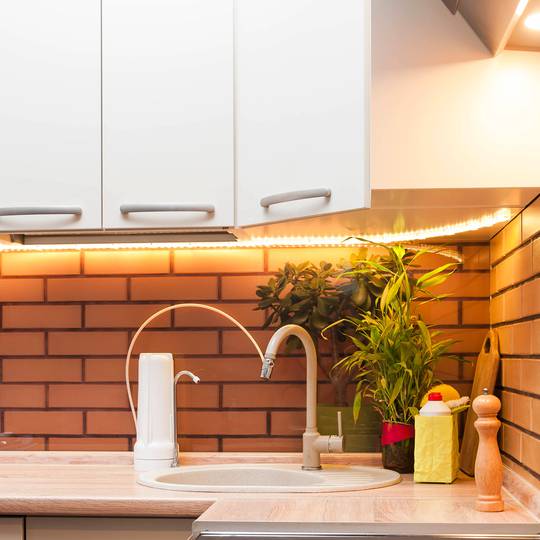 Ghirlanda luminosa LED bianca di 10 m con 8 effetti luminosi, rivestita in PVC e adatta all'uso esterno 220 V 50 Hz