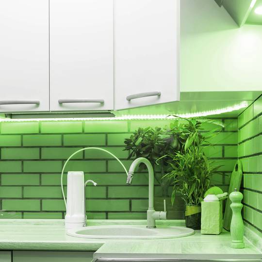 10 m de guirlanda de luz LED verde com 8 efeitos luminosos revestida a PVC e adequada para uso exterior 220 V 50 Hz