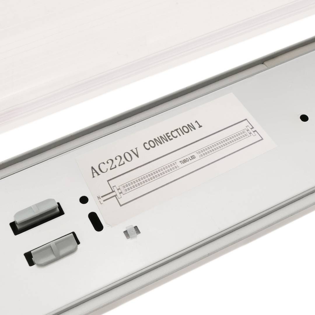 Schermo impermeabile per tubo LED 1 x 1200 mm con attacco su un'estremità IP65 T8 G13