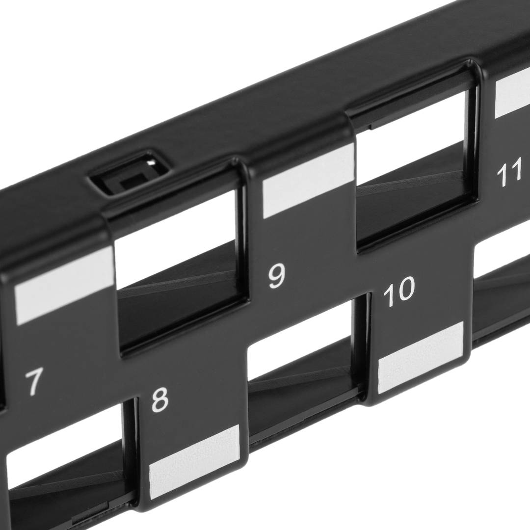 Panneau de brassage 24 RJ45 Cat.6a UTP 1U noir avec peigne
