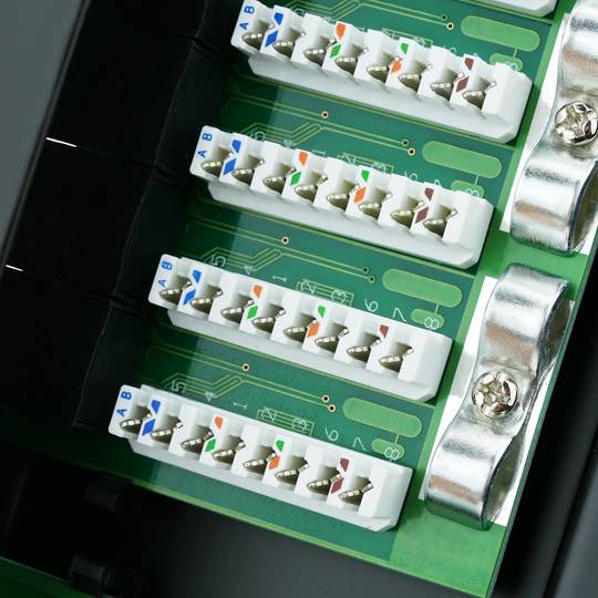 Patch panell de 24 RJ45 Cat.5e UTP 1U negre amb organitzador de cables per a armari rack