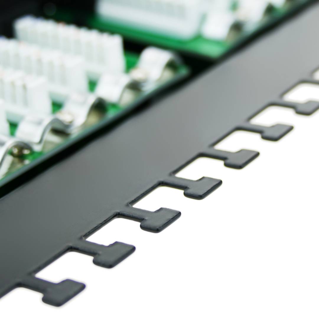 Patch panell de 24 RJ45 Cat.5e UTP 1U negre amb organitzador de cables per a armari rack