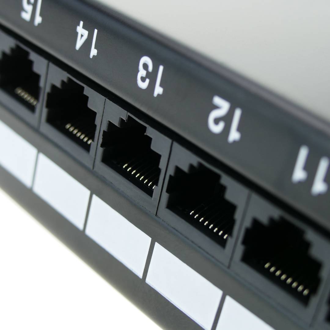 Patch panell de 24 RJ45 Cat.5e UTP 1U negre amb organitzador de cables per a armari rack