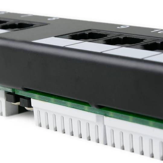Patch panel de 24 RJ45 Cat.5e UTP 1U negro