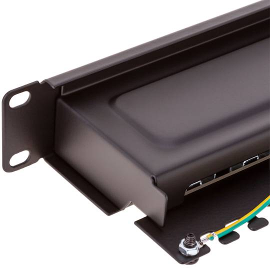 Patch panel rack 24 RJ45 Cat.6A FTP 1U preto com pente para gerenciamento de cabos
