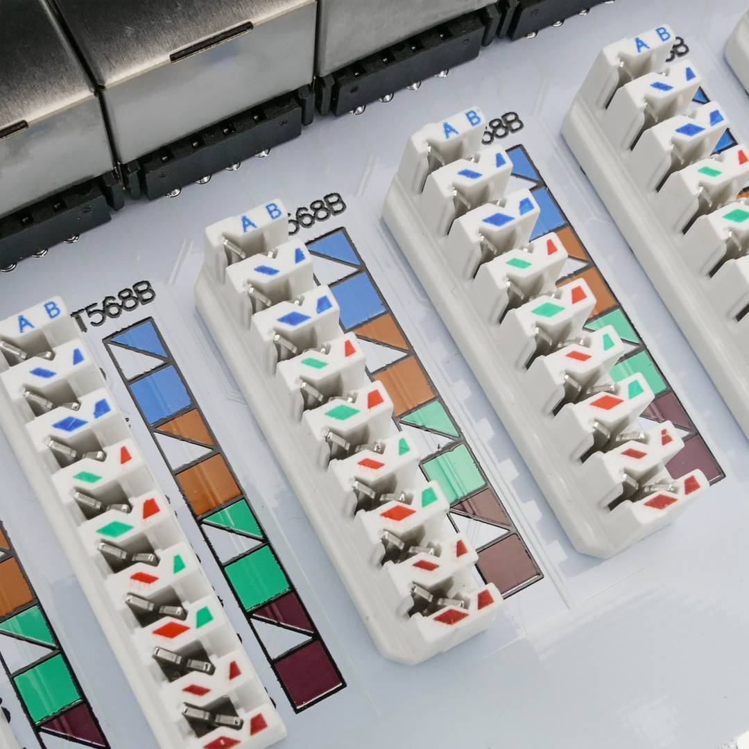 Patch panel rack 24 RJ45 Cat.6A FTP 1U preto com pente para gerenciamento de cabos