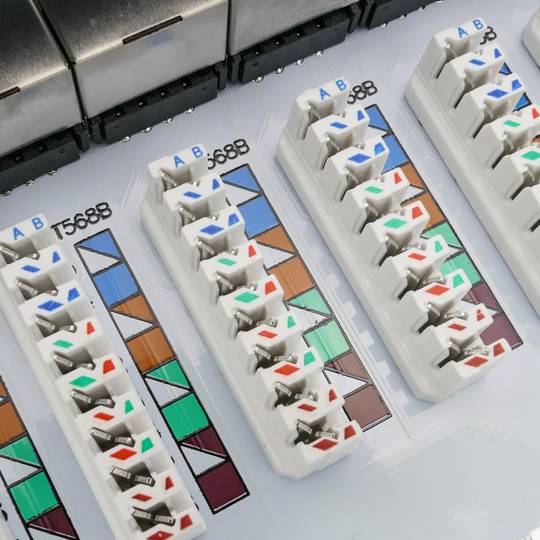 Patch panel rack 24 RJ45 Cat.6A FTP 1U preto com pente para gerenciamento de cabos