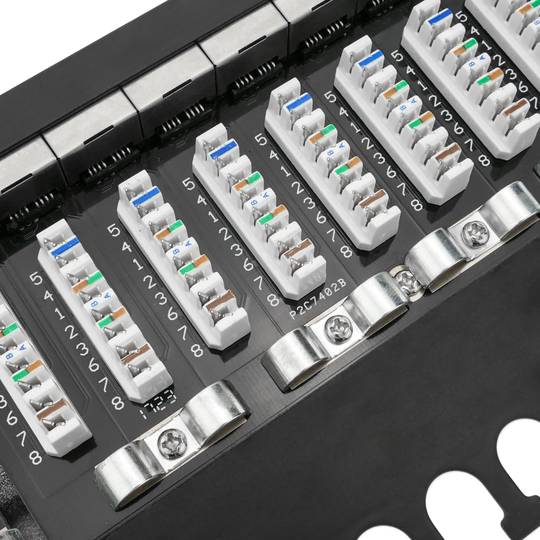 Patch panel rack 24 RJ45 Cat.6A FTP 0.5U noir avec peigne pour la gestion des câbles