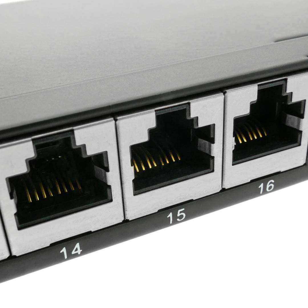 Patch panel rack 24 RJ45 Cat.6A FTP 0.5U noir avec peigne pour la gestion des câbles