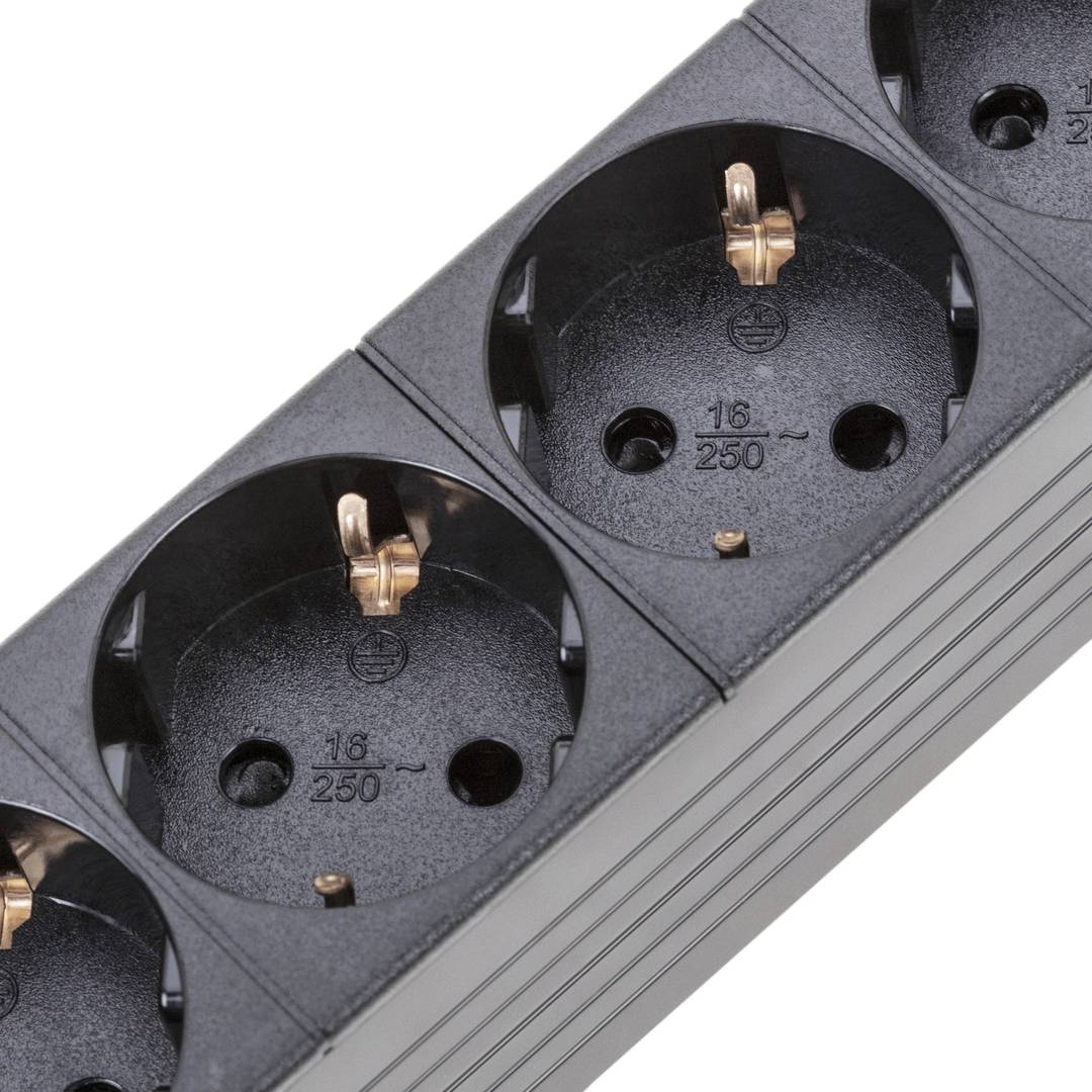 Regleta d'endolls rack 19'' de 6 schuko amb interruptor i protecció sobretensions de RackMatic