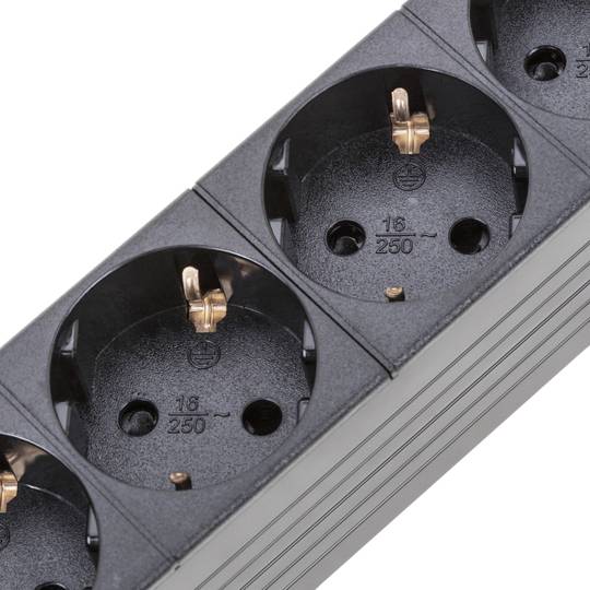 Regleta d'endolls rack 19'' de 6 schuko amb interruptor i protecció sobretensions de RackMatic