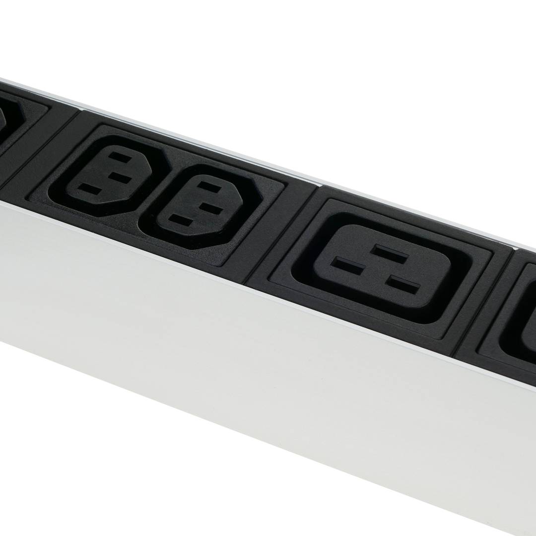 Steckdosenleiste für 19'' rack 4 C13 und 3 C19 fach mit schalter von RackMatic