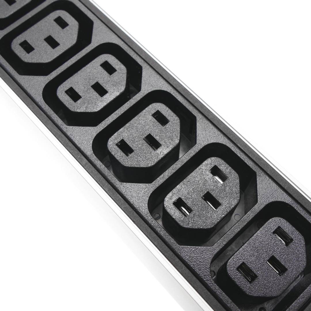 Regleta d'endolls rack 19'' de 24 C13 amb interruptor i 2 cables de RackMatic