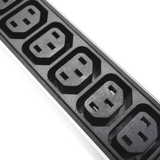 Regleta d'endolls rack 19'' de 24 C13 amb interruptor i 2 cables de RackMatic