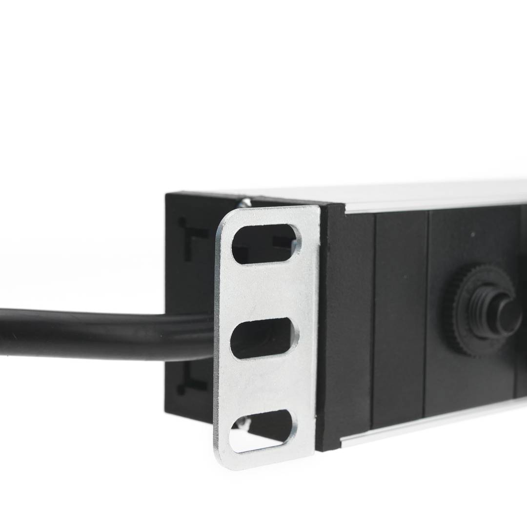 Regleta d'endolls rack 19'' de 24 C13 amb interruptor i 2 cables de RackMatic