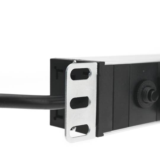 Regleta d'endolls rack 19'' de 24 C13 amb interruptor i 2 cables de RackMatic