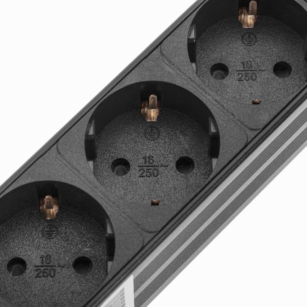 Regleta d'endolls rack 10'' de 3 schuko amb interruptor de RackMatic