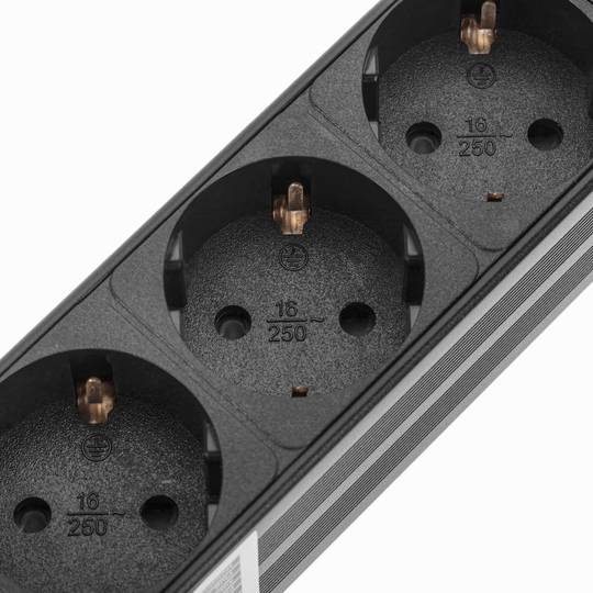 Regleta d'endolls rack 10'' de 3 schuko amb interruptor de RackMatic