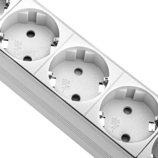 Listwa aluminiowa z 9 białymi wtykami typu Schuko do szafy rack 19” 1U