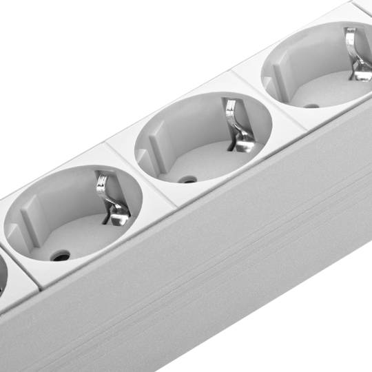Listwa aluminiowa z 9 białymi wtykami typu Schuko do szafy rack 19” 1U