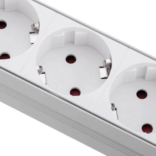 Regleta d'endolls d'alumini per a armari rack 19” 1U amb 8 Schuko blancs i interruptor
