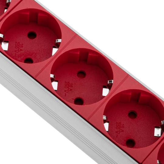 Réglette aluminium avec 9 prises Schuko rouges pour armoire rack 19