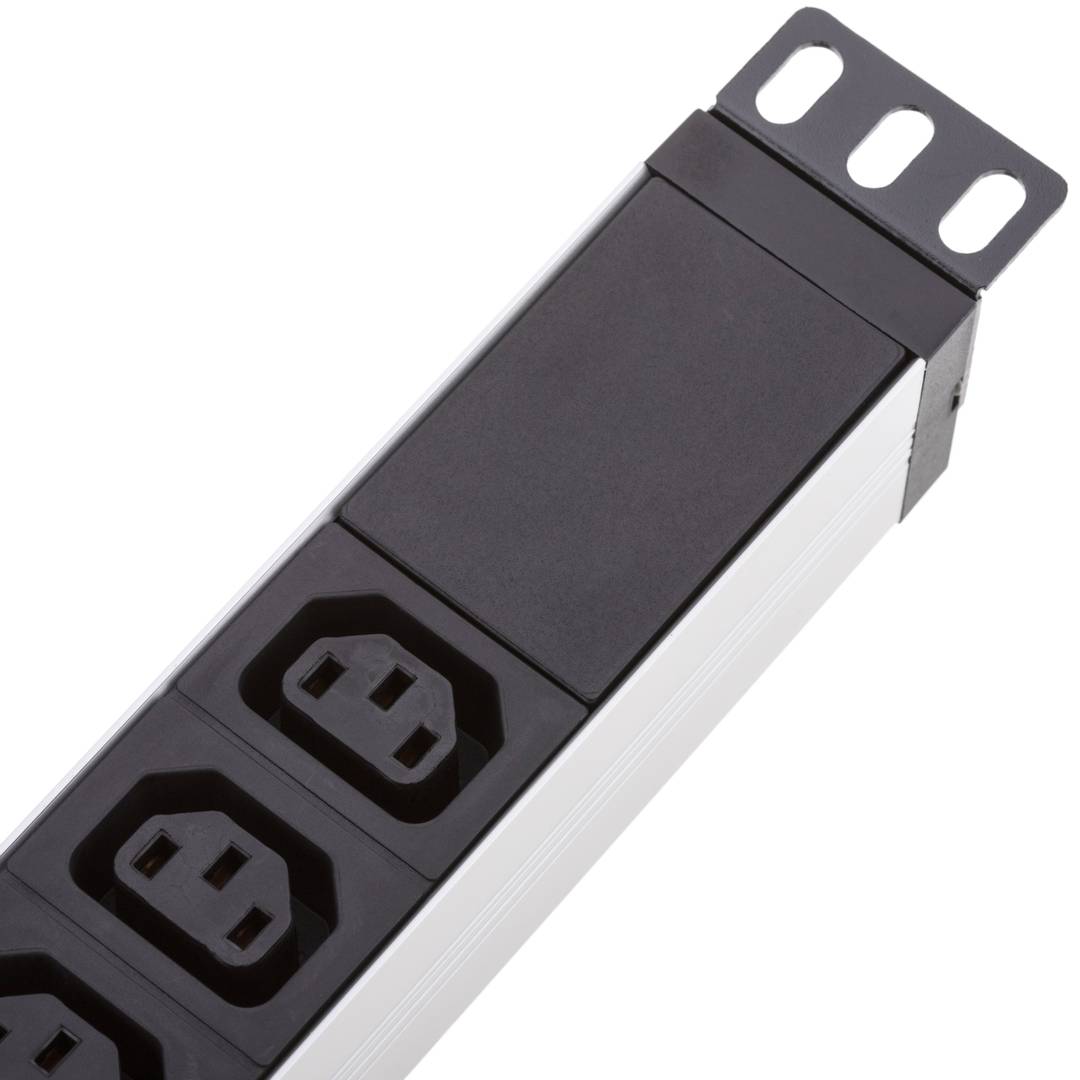 Aluminium stekkerdoos voor rackkast 19” 1U met 9 zwarte IEC C13 en grijze behuizing