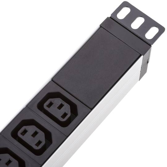 Aluminium stekkerdoos voor rackkast 19” 1U met 9 zwarte IEC C13 en grijze behuizing