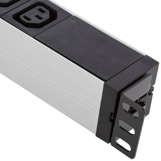 Aluminium stekkerdoos voor rackkast 19” 1U met 9 zwarte IEC C13 en grijze behuizing