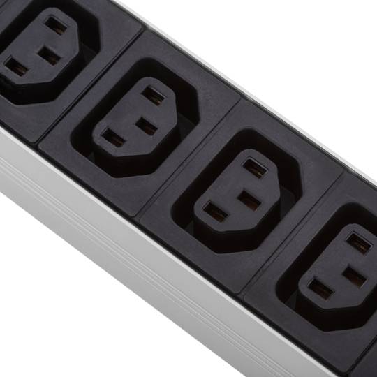 Aluminium stekkerdoos voor rackkast 19” 1U met 9 zwarte IEC C13 en grijze behuizing