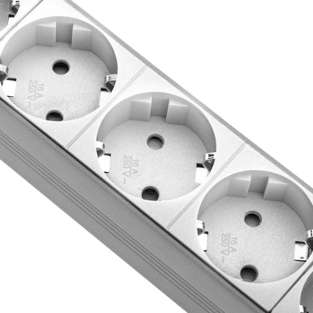 Presa multipla PVC con 9 spine Schuko bianche per armadio rack 19” 1U