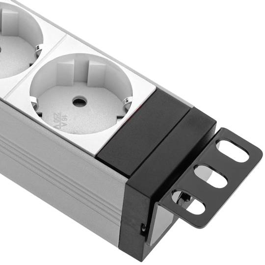 Presa multipla PVC con 9 spine Schuko bianche per armadio rack 19” 1U