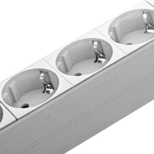 Presa multipla PVC con 9 spine Schuko bianche per armadio rack 19” 1U