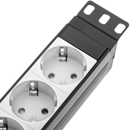 Tira de PVC com 9 tomadas tipo Schuko brancas e caixa preta para rack de 19” 1U